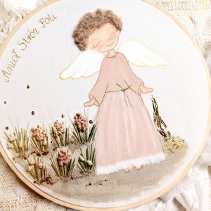 Obrazek z aniołkiem a haftowanej łące, pamiątka dla dziewczynki