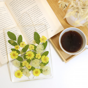 Obrazek z żółtymi, naturalnymi kwiatami w żywicy