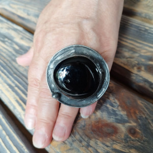 Okazały czarny regulowany witrażowy pierścionek