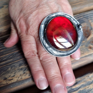 Okazały krwistoczerwony  regulowany witrażowy pierścionek