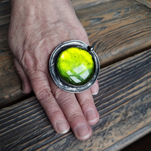 Okazały limonkowy regulowany witrażowy pierścionek