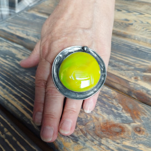 Okazały seledynowy regulowany witrażowy pierścionek