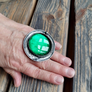 Okazały soczysto zielony  regulowany witrażowy pierścionek