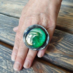 Okazały szmaragdowy regulowany witrażowy pierścionek
