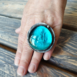 Okazały turkusowo morski regulowany witrażowy pierścionek