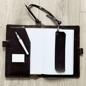 Okładka skórzana na zeszyt formatu A5 brązowa lico z połyskiem.