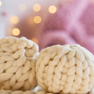 Okrągła poduszka z wełny czesankowej, różne rozmiary