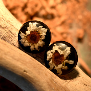 Okrągłe czarne kolczyki Kwiaty Wkrętki. Sztyfty