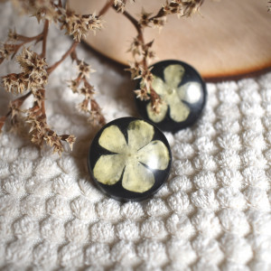 Okrągłe, czarne kolczyki z kremowymi Kwiatami. Wkrętki. Sztyfty