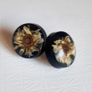 Okrągłe, czarne kolczyki z Kwiatami. Wkrętki. Sztyfty