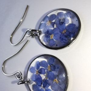 Okrągłe kolczyki z niezapominajkami