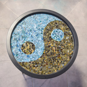 Okrągły stolik kawowy z motywem ying-yang