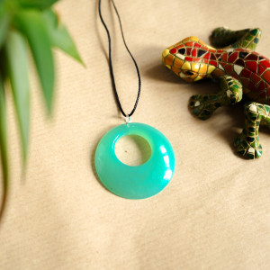 Okrągły, turkusowy wisiorek świecący w ciemności i UV handmade 3,9 cm