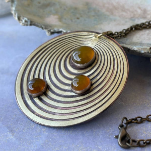 Okrągły wisior z miedzi i mosiądzu na jesień c1200