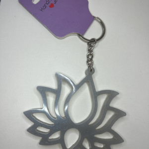 Opalizujący srebrno-niebieski brelok lotos