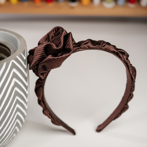 Opaska jedwabna brązowa z kwiatem - upcykling