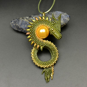 Orinys, wisior ze smokiem, beading