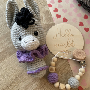 Oryginalny box dla malucha, maskotka osiołek, zawieszka do smoczka