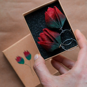 Oryginalny prezent dla przyjaciółki - ciemnoczerwone kolczyki Tulipany
