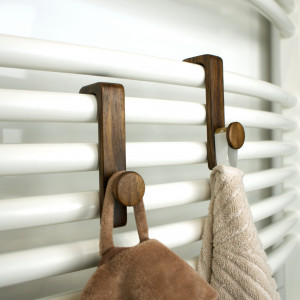 Orzechowy haczyk łazienkowy z magnesem na grzejnik