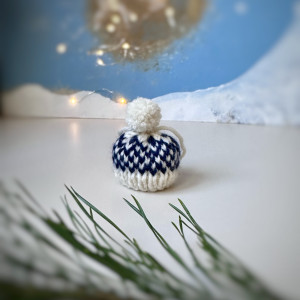 Ozdoba choinkowa, zawieszka, mini-czapeczka, biało-granatowa