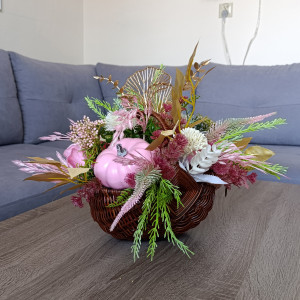 Ozdoba jesienna w koszyku. Dekoracja na jesień z dyniami