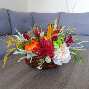 Ozdoba jesienna z dyniami. Dekoracja jesienna z lisem