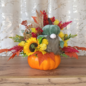 Ozdoba na jesień w dyni. Dekoracja jesienna ze skrzatem