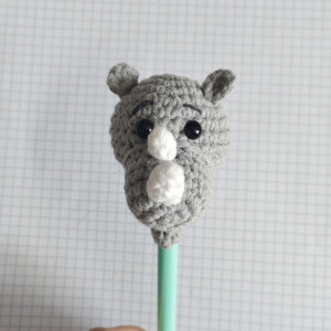 ozdoba na ołówek nosorożec