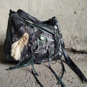 Ozdobna torebka hobo/crossbody ze skóry naturalnej w stylu gotyckim