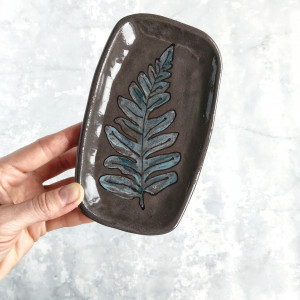 Paterka z liściem (chyba paproci)