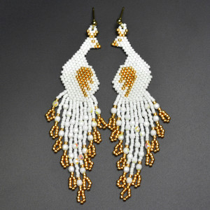 Pawie białe I, kolczyki z frędzlami, beading