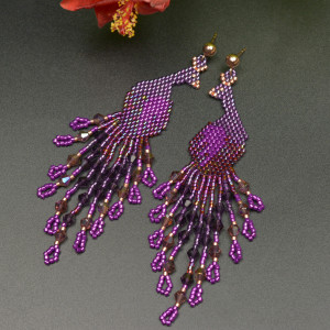 Pawie fioletowe I, kolczyki z frędzlami, beading