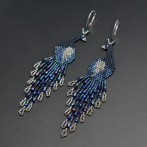 Pawie granatowe, kolczyki z frędzlami, beading