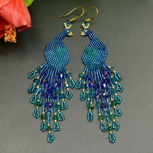Pawie niebieskie I, kolczyki z frędzlami, beading