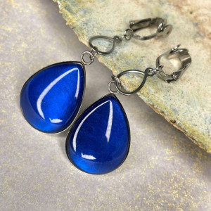 Perłowe klipsy z kobaltowymi kroplami e104/12