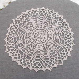 Piękna ażurowa, jasna serwetka 30cm