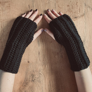Piękne, ciepłe, długie czarne rękawiczki bez palców mitenki