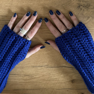 Piękne, ciepłe, długie niebieskie rękawiczki bez palców mitenki