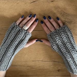 Piękne, ciepłe, długie szare rękawiczki bez palców mitenki