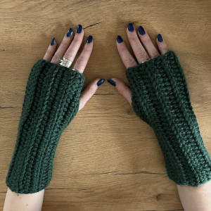 Piękne, ciepłe, długie zielone rękawiczki bez palców mitenki