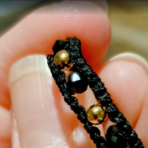 Pierścionek obrączka z makramy, czarny turmalin, stal złota