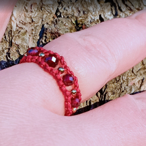 Pierścionek obrączka z makramy, granat, stal złota