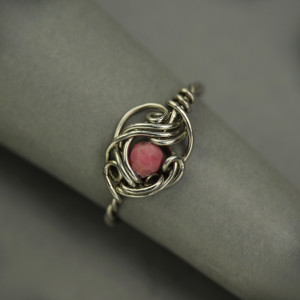 Pierścionek regulowany różowy rodonit wire wrapping 3
