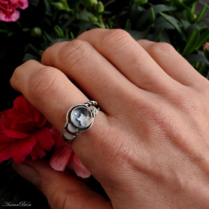 Pierścionek srebrny kot w krysztale