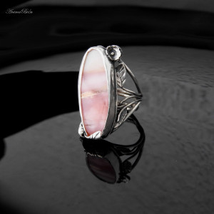Pierścionek srebrny z różowym opalem regulowany