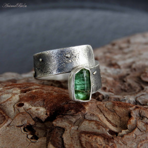 Pierścionek srebrny z surowym zielonym turmalinem