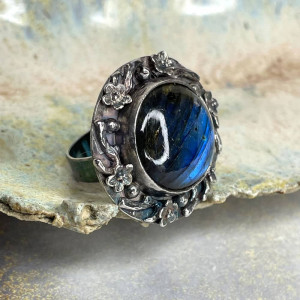 Pierścionek z labradorytem w srebrnych kwiatach a1134