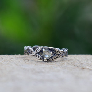 Pierścionek z Listkami i Jasnozielonym Szafirem r. 15