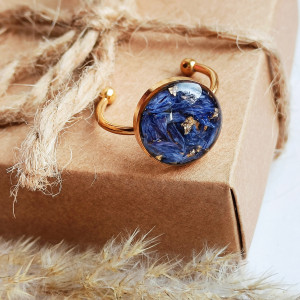 Pierścionek z żywicy z suszonymi płatkami chabra